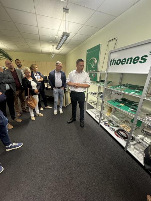 Grupa uczestników misji podczas zwiedzania zakładu