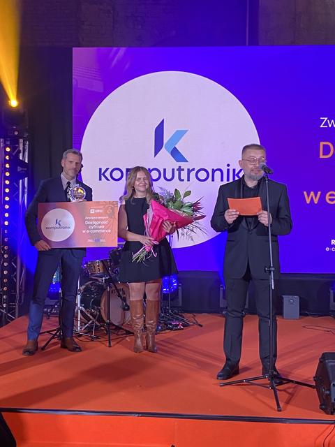 Wręczenie nagrody zwycięzcy kategorii na scenie