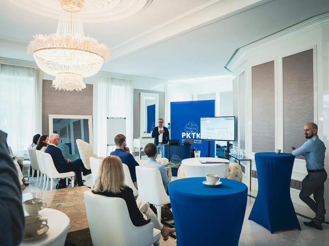 Uczestnicy warsztatów SmartLAB II w sali pałacowej